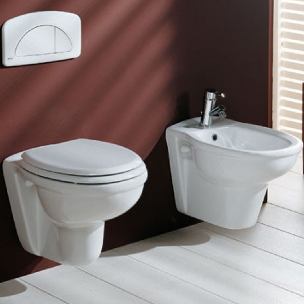 Bidet et WC Sanitaires suspendus modernes en céramique.