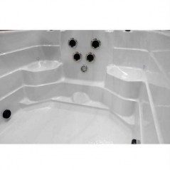 outdoor-whirlpool-450x228-counter-swimming